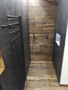 卢塔戈Nature luxury Chalet INSToul的带淋浴的浴室,铺有木地板