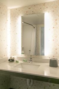 奥兰多Holiday Inn & Suites Orlando - International Dr S, an IHG Hotel的一间带水槽和镜子的浴室