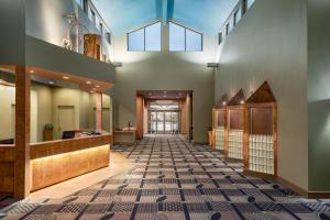 埃德蒙顿Royal Hotel West Edmonton, Trademark Collection by Wyndham的建筑的走廊,铺有瓷砖地板