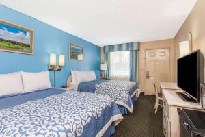 布雷登顿布雷登顿I-75戴斯酒店的酒店客房设有两张床和一台平面电视。