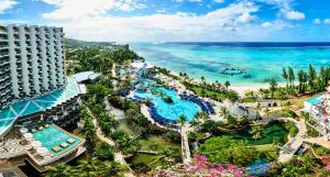圣罗克Kensington Hotel Saipan的享有度假胜地和海滩的空中景致