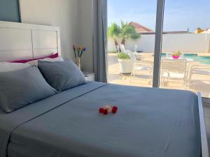 棕榈滩创世纪公寓的一张鲜花盛开的床,享有庭院的景色