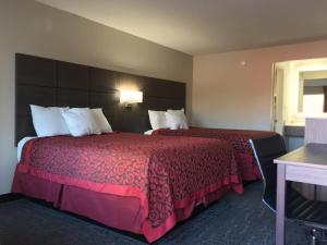 查尔斯顿查尔斯顿戴斯酒店 - 机场体育馆的酒店客房,配有两张带红色床单的床
