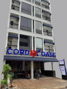 北干巴鲁Cordex Oase Pekanbaru的建筑的侧面有标志