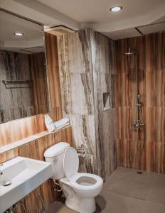 Ban NaThe Peem Hotel的浴室配有卫生间、盥洗盆和淋浴。