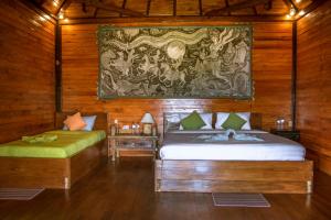 金塔马尼Black Lava Hostel and Lodge的卧室配有一张床,墙上挂有绘画作品