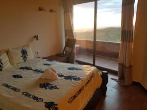 拉利贝拉Old Abyssinia Lodge的一间卧室设有一张床和一个大窗户