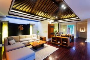 金巴兰Kedonganan Beach Villas的客厅配有沙发和桌子