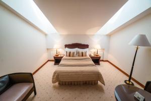 托木斯克玛吉斯切特酒店的一间卧室,卧室内配有一张大床