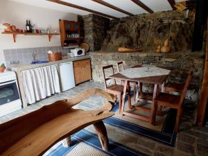 福什科阿新镇巴洛奥尔卡萨尔旅游度假村的厨房配有桌椅和石墙