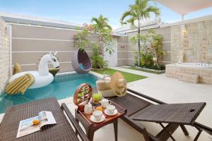 勒吉安Bali Cosy Villa Adults Only的一个带游泳池和庭院的别墅