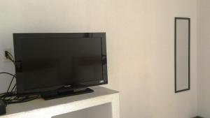 曼萨尼约马里卡门酒店的桌子上配有平面电视