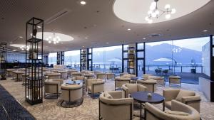 宫岛Aki Grand Hotel & Spa的餐厅设有桌椅和窗户。