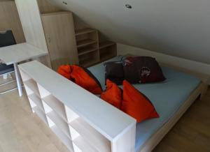 湖滨福煦Urlauben im Grünen的一张床上的橙色枕头