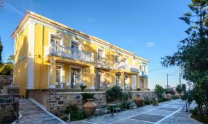 希俄斯希腊希俄斯城堡酒店的街道上带阳台的黄色建筑