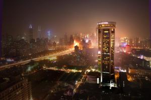 上海上海新锦江大酒店的城市天际线,夜晚有高楼
