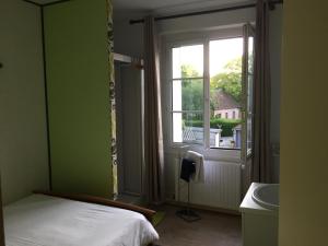 莱格勒西格尼酒店 的一间卧室设有床、窗户和水槽
