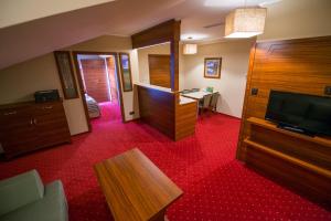 赫鲁别舒夫Browar Sulewski的酒店客房,设有红色地毯的客厅
