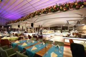 安卡拉安卡拉拉坦亚酒店的一间设有蓝色桌椅的餐厅和一间厨房