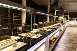 安卡拉安卡拉拉坦亚酒店的包含许多食物的自助餐