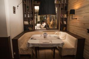 塔那那利佛拉里保迪耶里餐厅酒店的一间设有桌子和窗户的用餐室