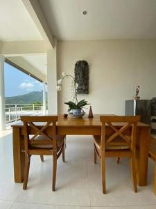 圣吉吉阿亚古纳别墅旅馆的一间带木桌和两把椅子的用餐室