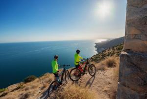 马蒂纳塔Villetta San Matteo的两人骑车在俯瞰大海的山丘上