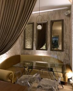 尼古拉耶夫Korall的客厅配有玻璃桌和沙发