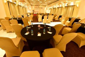 KurseongAllita Hotel & Resorts的宴会厅,配有桌椅