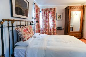 VilladepalosRestaurante - Hotel La Tronera的一间卧室配有床和带窗帘的窗户
