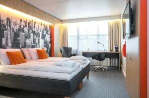 卑尔根通伯根机场酒店的配有一张床和一张书桌的酒店客房