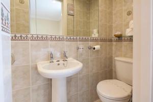 布莱克浦Burbage Holiday Lodge Apartment 4的一间带水槽、卫生间和镜子的浴室