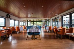 碧瑶Sunset View Ridge Residences的用餐室设有桌椅和窗户。