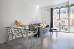 巴塞罗那BBarcelona Gaudí Flats的用餐室以及带桌椅的起居室。
