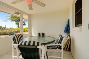 霍姆斯海滩Playa Casanas South的一间设有玻璃桌和椅子的用餐室