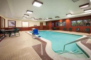 富兰克林Baymont by Wyndham Franklin的在酒店房间的一个大型游泳池