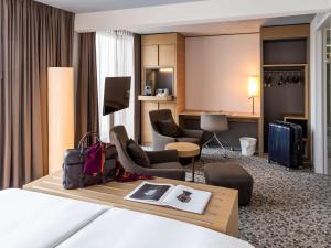 巴塞尔欧洲巴塞尔铂尔曼酒店的酒店客房设有床和客厅。