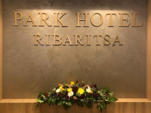 里巴里卡Park Hotel Ribaritsa的公园酒店标志,花束
