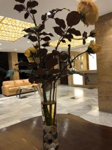 里巴里卡Park Hotel Ribaritsa的房间里的花瓶里装着黄色玫瑰