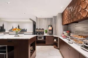 Wingate by Wyndham New York Midtown South/5th Ave的厨房或小厨房