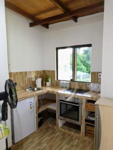 TrinidadPosada Bavaria的厨房配有柜台、水槽和窗户