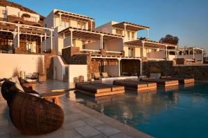 凯勒里瓦迪Mykonos Bliss - Cozy Suites, Adults Only Hotel的别墅前设有游泳池