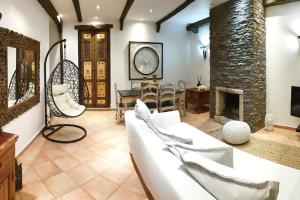 沙尔内卡My Holiday Home - Aroeira Golf & Beach的带沙发和壁炉的客厅