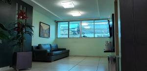 若昂佩索阿瓜拉尼快捷酒店的客厅配有椅子和窗户