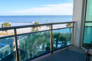默特尔比奇New Ocean Front Corner Unit的享有海滩和海洋美景的阳台。