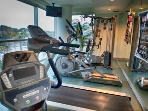 默特尔比奇New Ocean Front Corner Unit的健身房设有跑步机和健身自行车