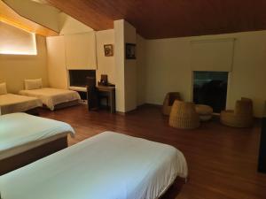 杨梅君洋城堡旅馆的酒店客房设有两张床和电视。