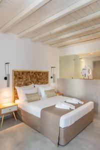 Lithos Luxury Suites客房内的一张或多张床位