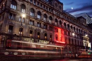 曼彻斯特曼彻斯特市中心大不列颠酒店的建筑的侧面有红灯