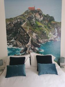 毕尔巴鄂La Concordia的一间卧室配有一张带海岸画的床铺